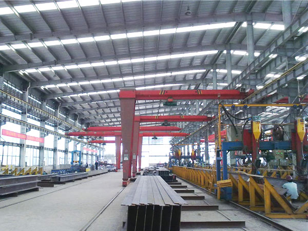 Semi-gantry crane